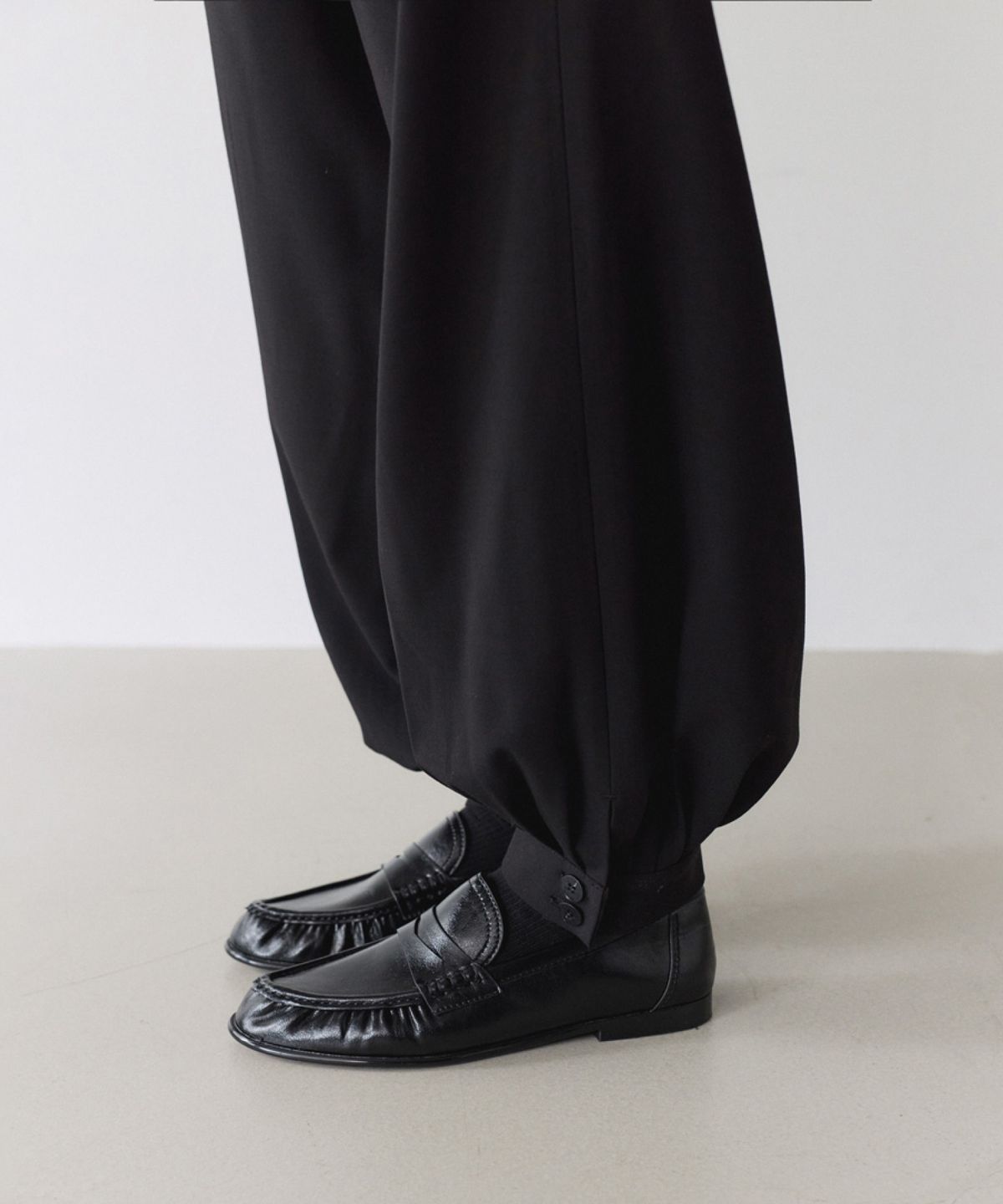 이어닝(YEARNING) FLOW VOLUME TUCK PANTS, BLACK