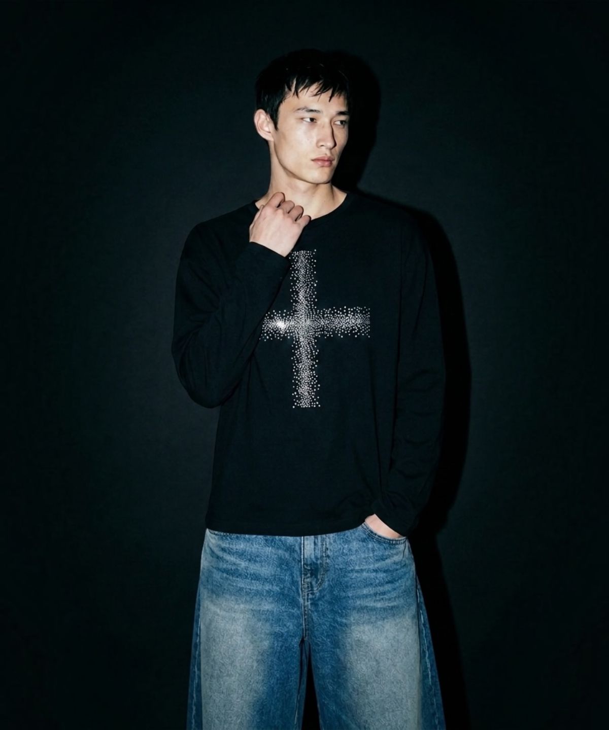 본슬리피(BORN SLIPPY) Crystal Cross Boat Neck Long Sleeve Tee (Black)