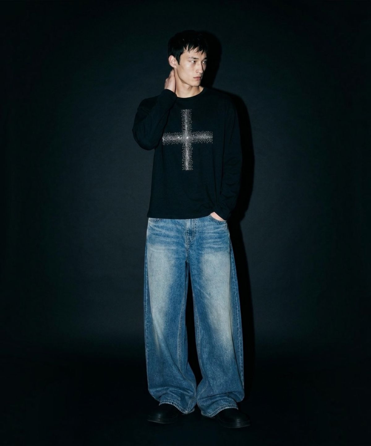 본슬리피(BORN SLIPPY) Crystal Cross Boat Neck Long Sleeve Tee (Black)