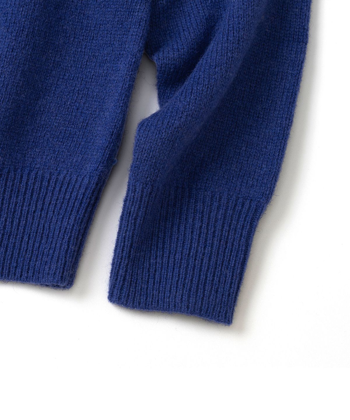 니티드(KNITTED) 쉐기독 울 100% 라운드 니트 COBALT BLUE