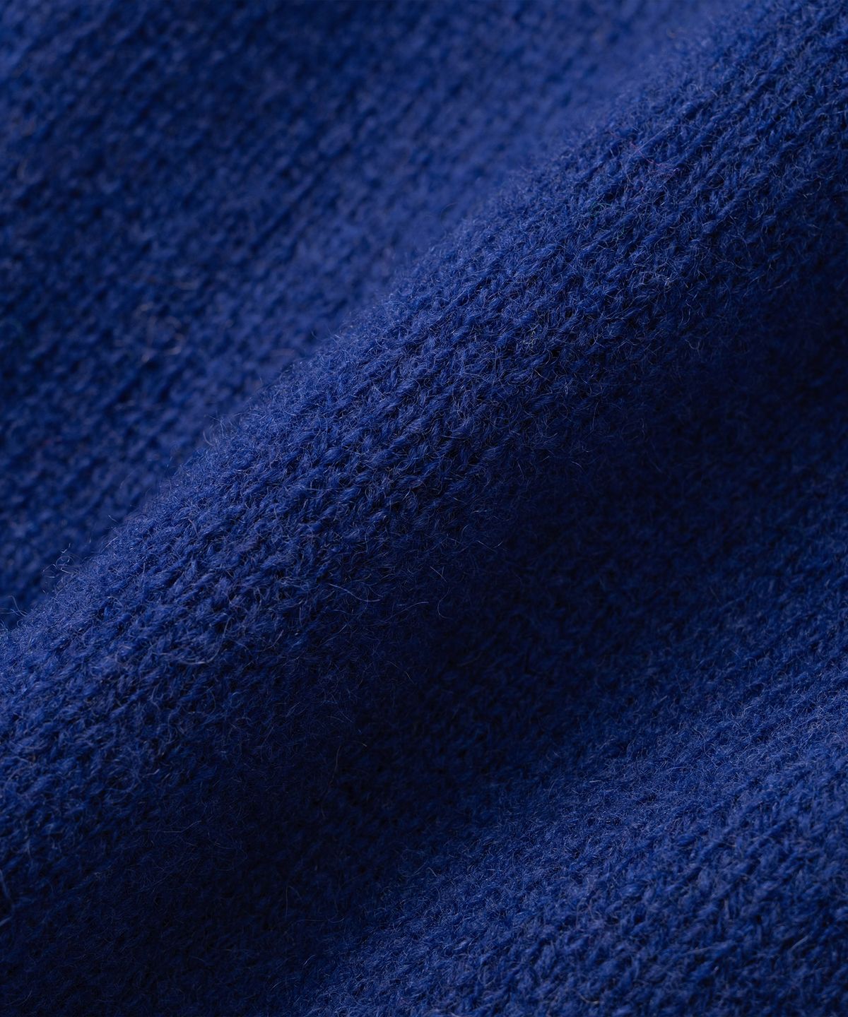 니티드(KNITTED) 쉐기독 울 100% 라운드 니트 COBALT BLUE