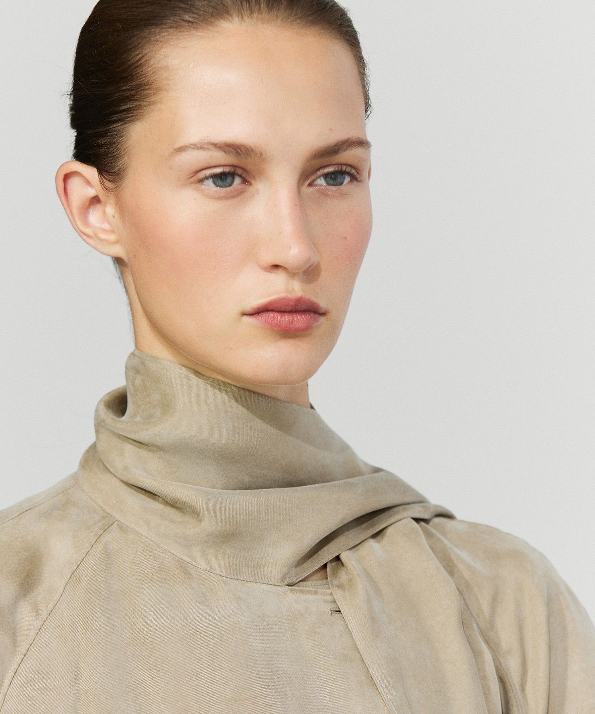 마시모두띠(MASSIMO DUTTI) 스카프 디테일 플루이드 셔츠