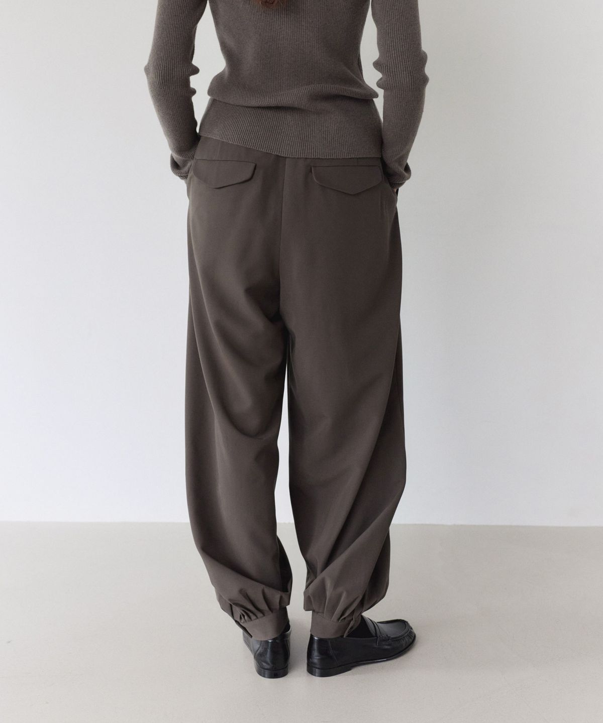 이어닝(YEARNING) FLOW VOLUME TUCK PANTS, KHAKI BROWN