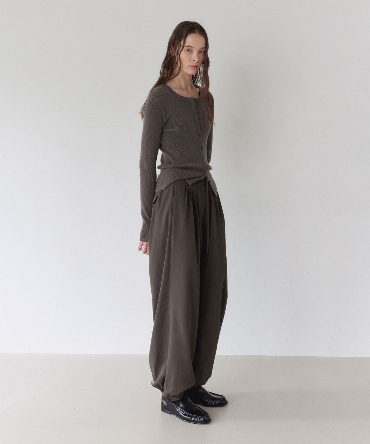이어닝(YEARNING) FLOW VOLUME TUCK PANTS, KHAKI BROWN
