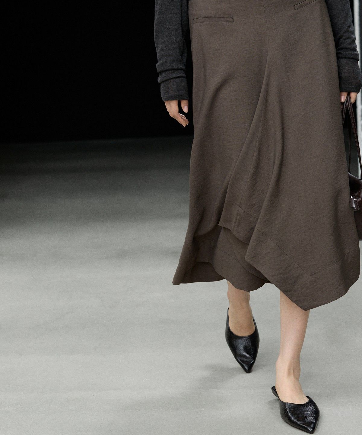 마시모두띠(MASSIMO DUTTI) 플루이드 미디 스커트 플리츠 디테일