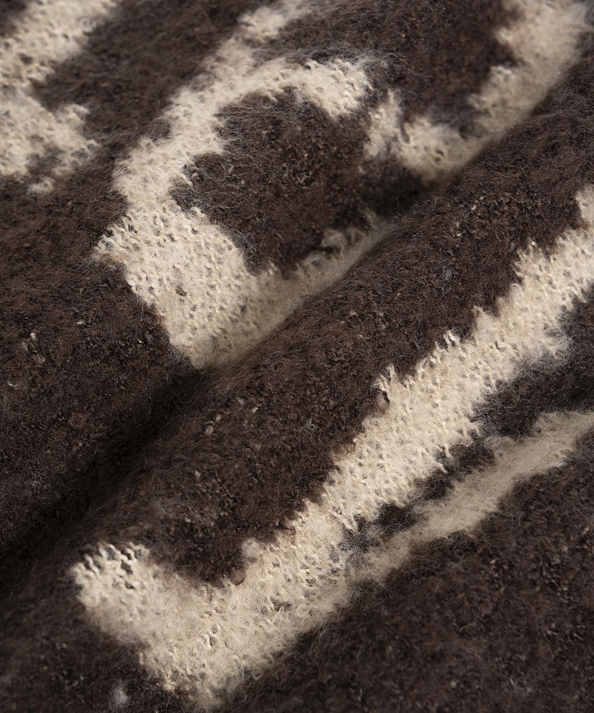 마뗑킴(MATIN KIM) CRACKED LOGO MUFFLER IN BROWN