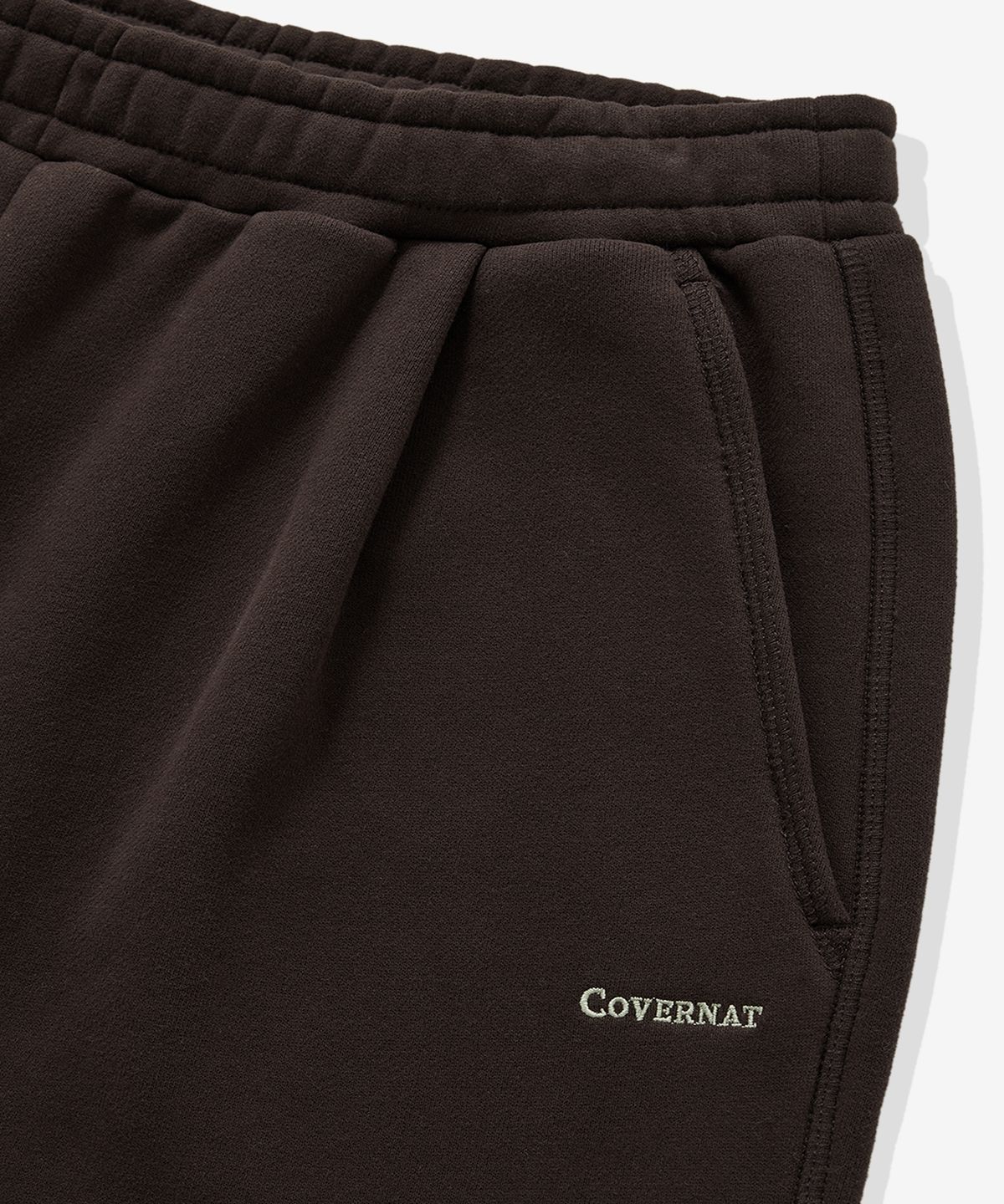 커버낫(COVERNAT) 루즈 스트레이트 플리티드 스웻 팬츠 브라운