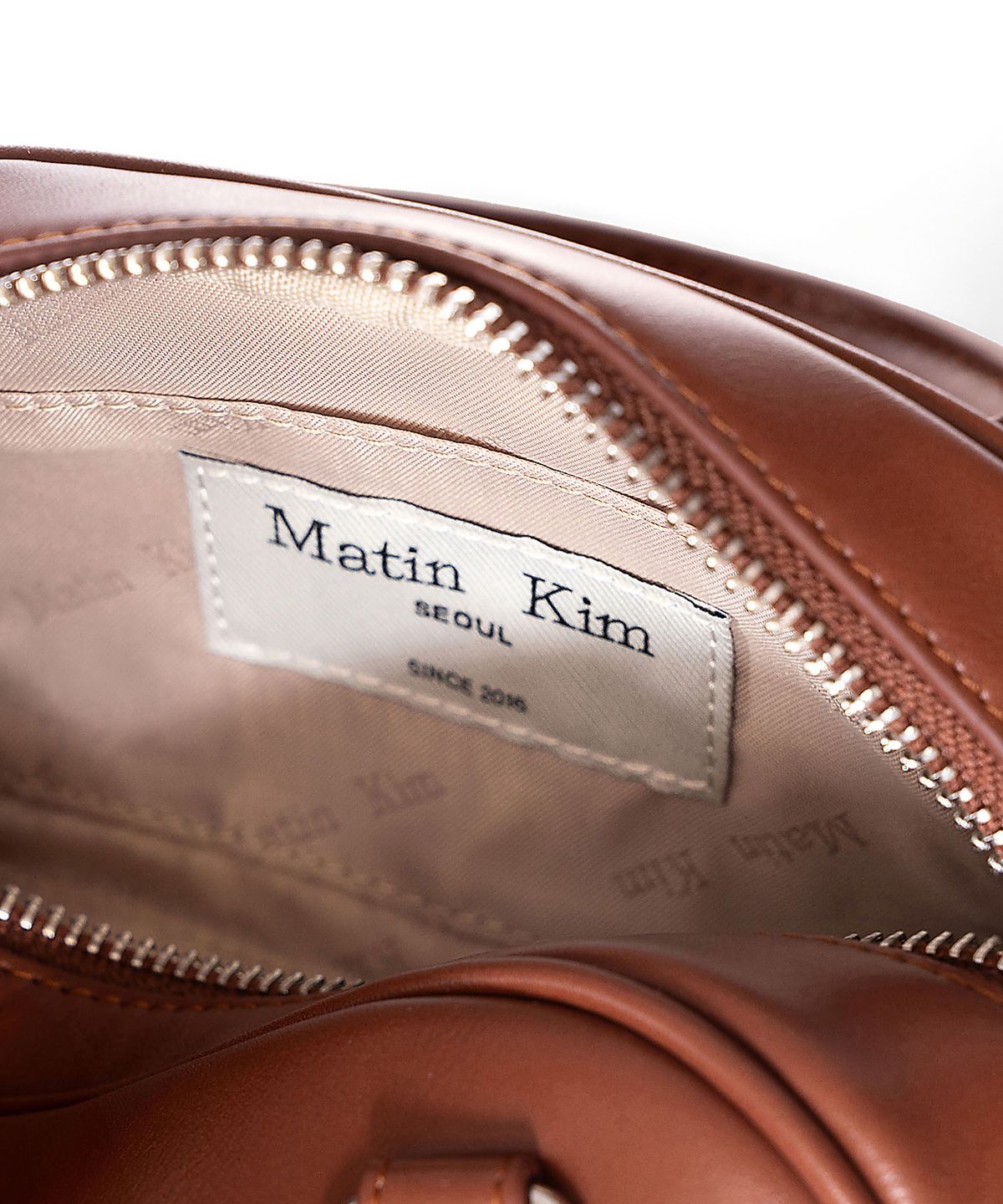 마뗑킴(MATIN KIM) HALFMOON BABY BOWLING BAG IN BROWN