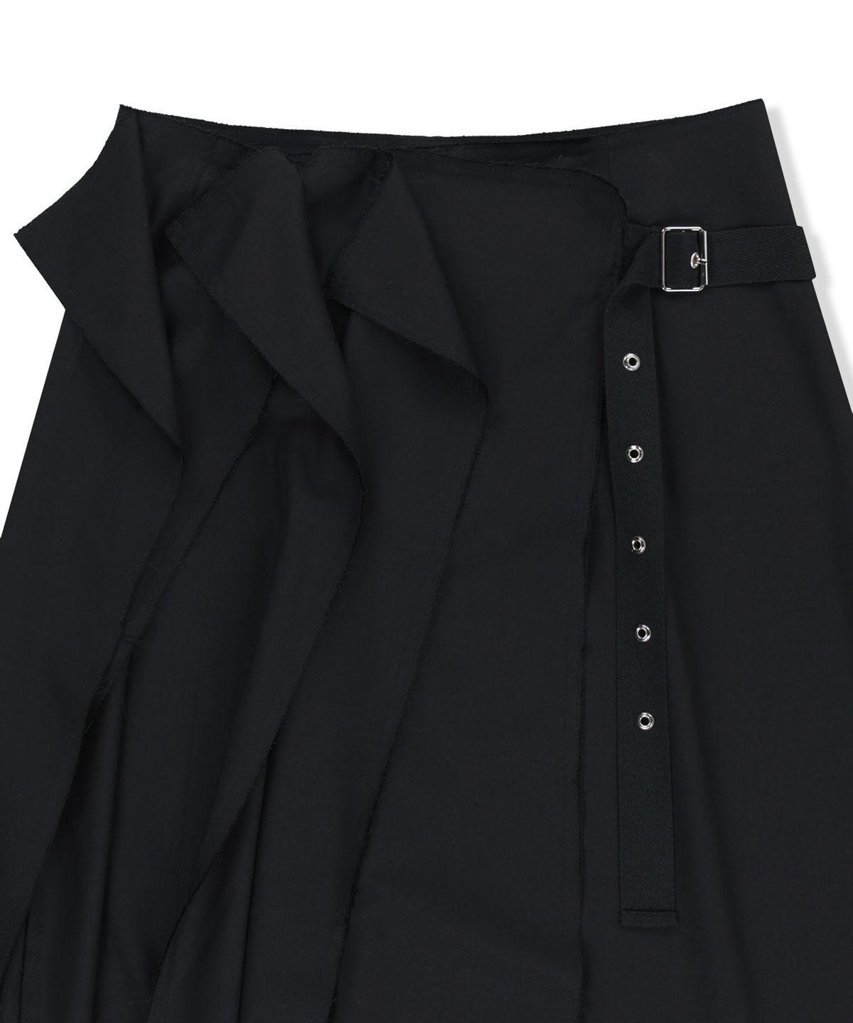 마뗑킴(MATIN KIM) RAW EDGE FLAP BELTED SKIRT IN BLACK
