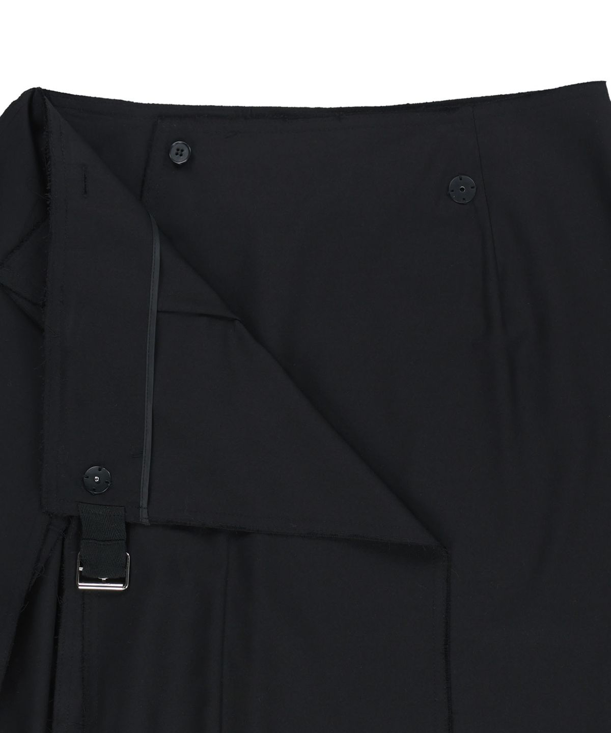 마뗑킴(MATIN KIM) RAW EDGE FLAP BELTED SKIRT IN BLACK