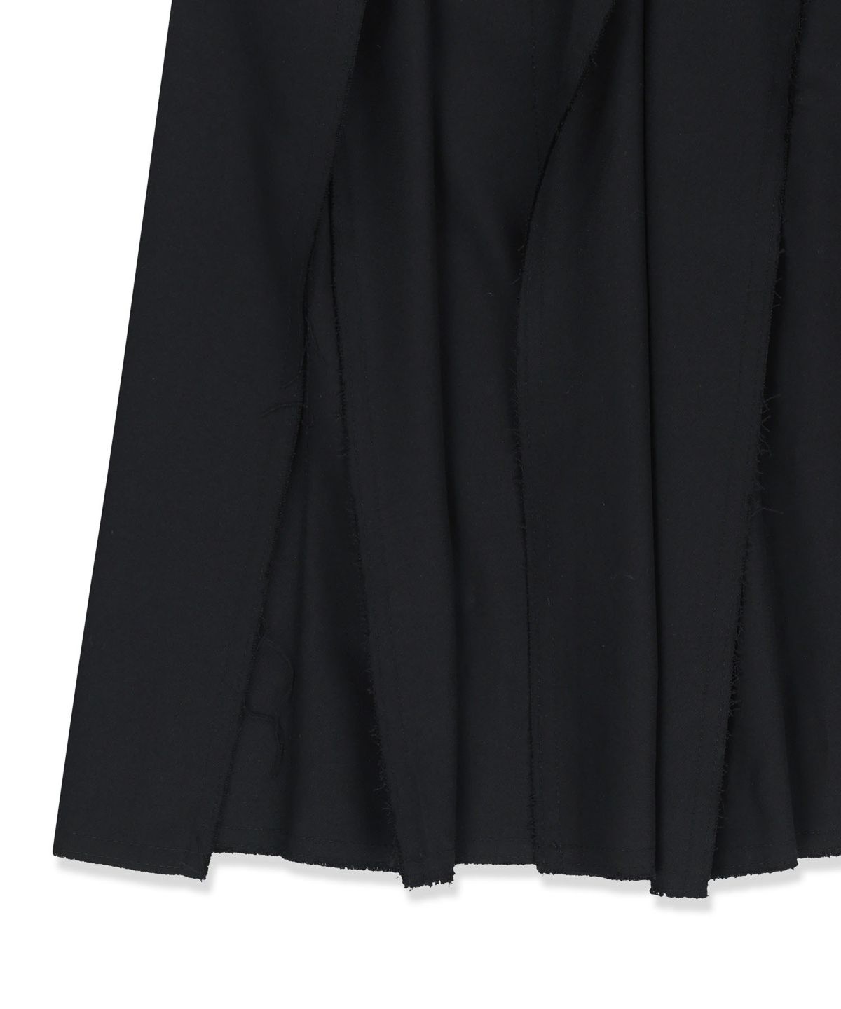 마뗑킴(MATIN KIM) RAW EDGE FLAP BELTED SKIRT IN BLACK