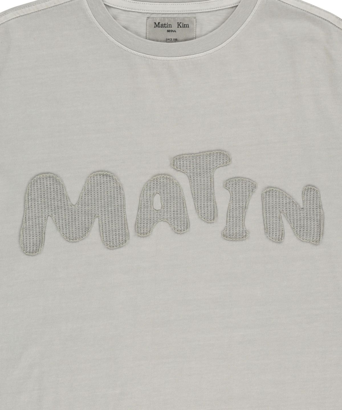마뗑킴(MATIN KIM) WAFFLE APPLIQUE LOGO TOP IN LIGHT BEIGE