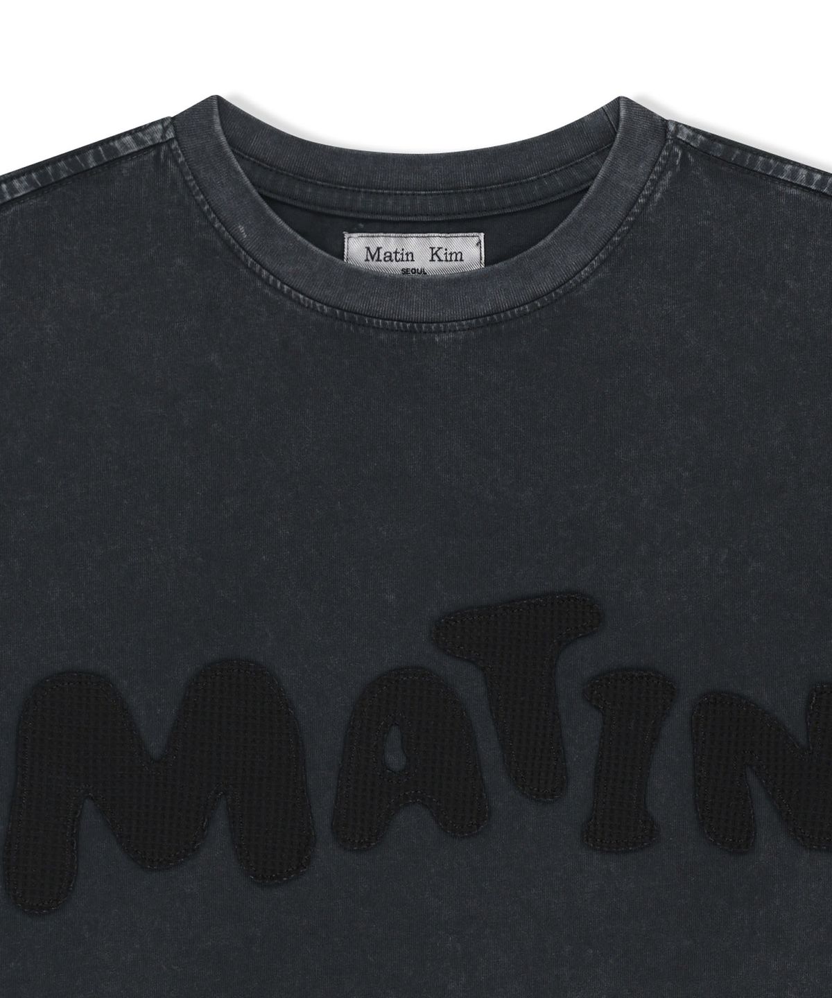 마뗑킴(MATIN KIM) WAFFLE APPLIQUE LOGO TOP IN CHARCOAL