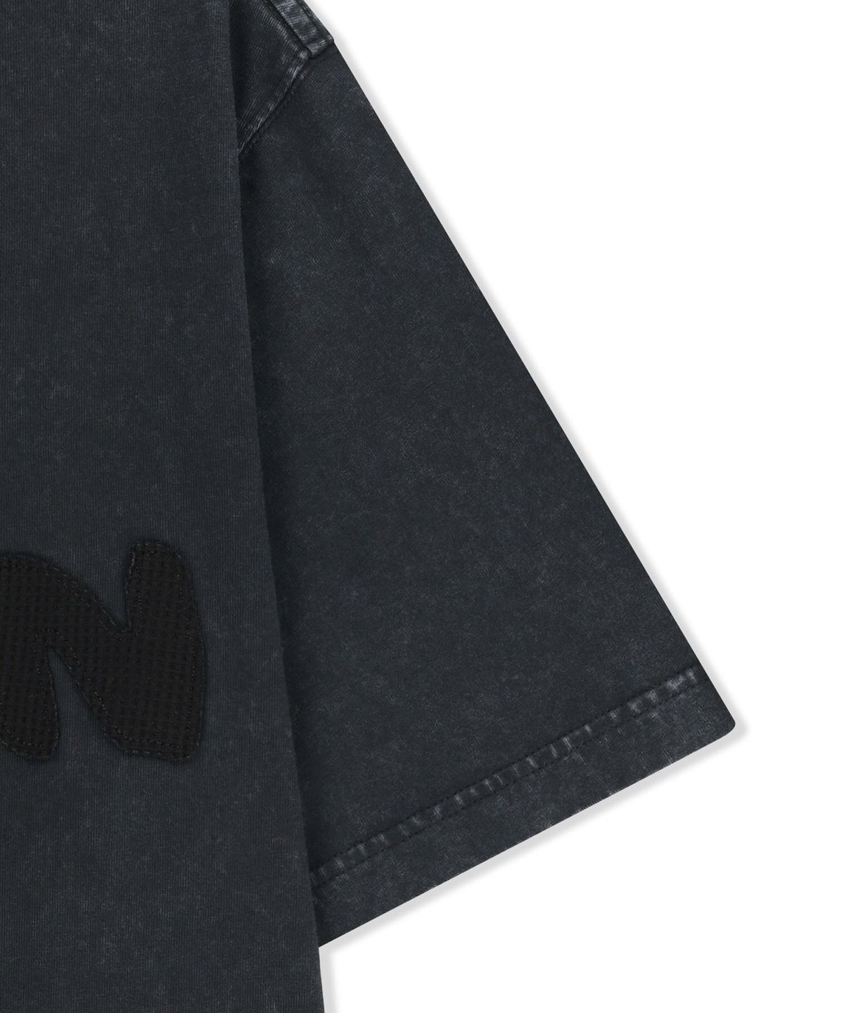 마뗑킴(MATIN KIM) WAFFLE APPLIQUE LOGO TOP IN CHARCOAL
