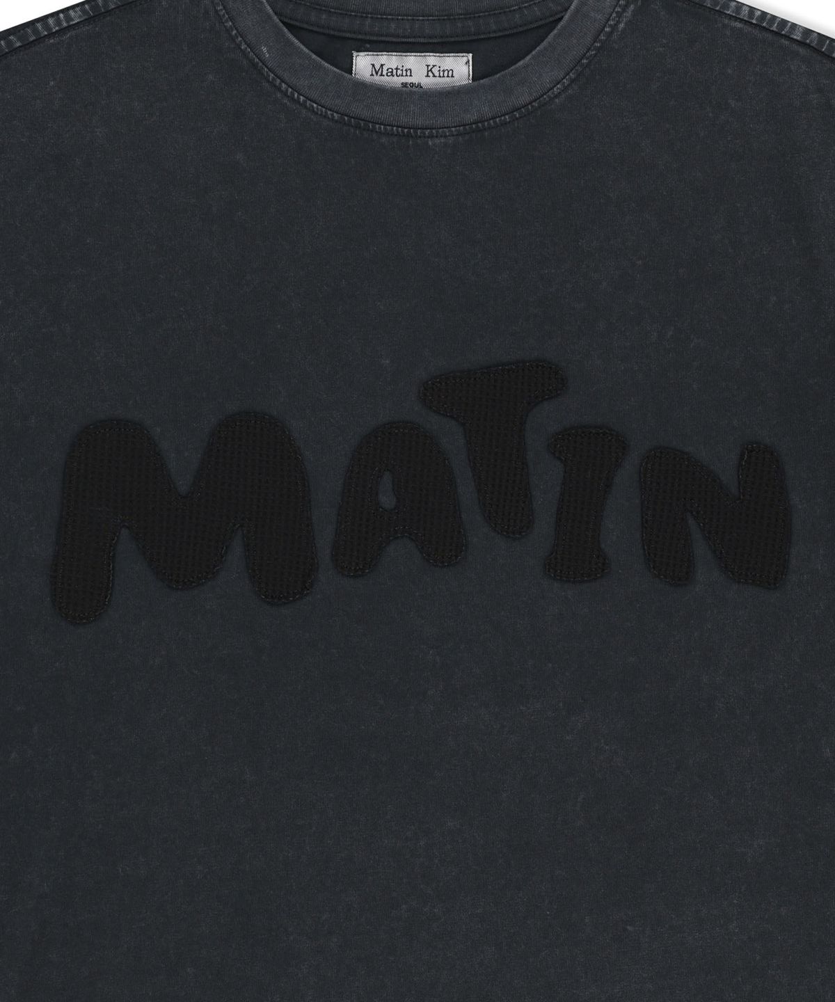 마뗑킴(MATIN KIM) WAFFLE APPLIQUE LOGO TOP IN CHARCOAL