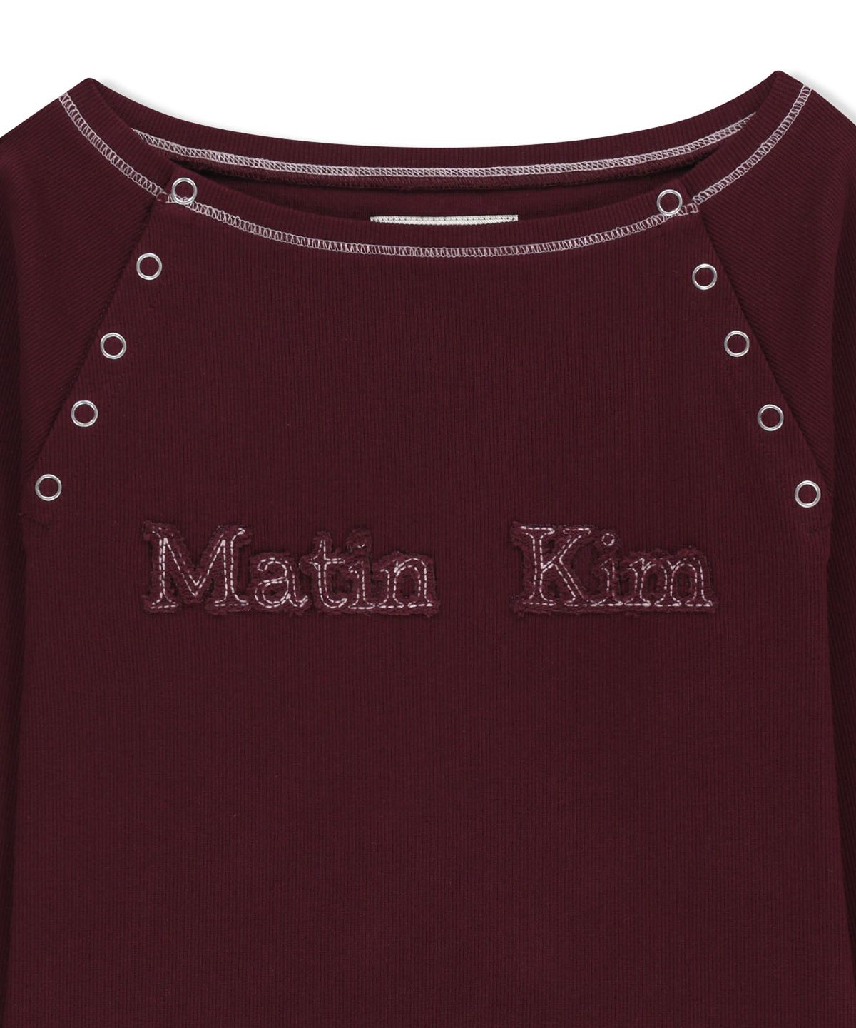 마뗑킴(MATIN KIM) LOGO APPLIQUE BUTTON DETAIL RAGLAN TOP IN WINE