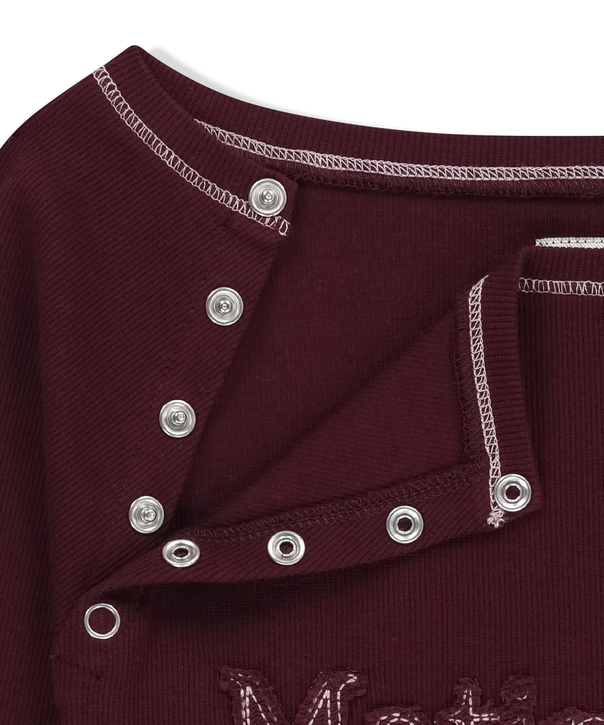 마뗑킴(MATIN KIM) LOGO APPLIQUE BUTTON DETAIL RAGLAN TOP IN WINE