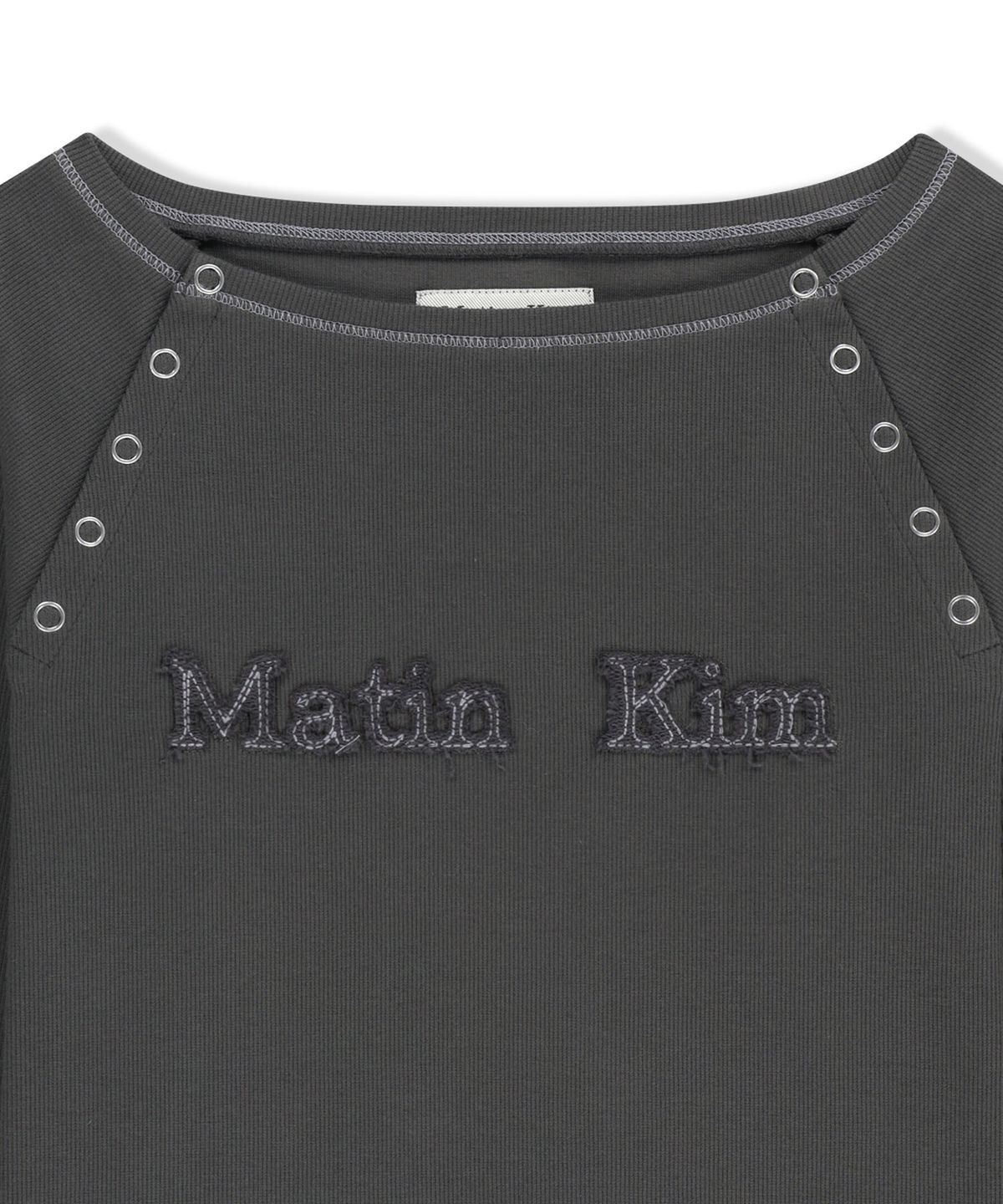 마뗑킴(MATIN KIM) LOGO APPLIQUE BUTTON DETAIL RAGLAN TOP IN CHARCOAL