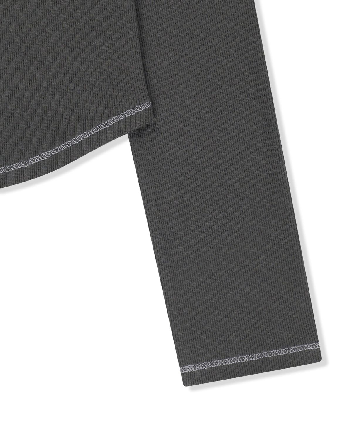 마뗑킴(MATIN KIM) LOGO APPLIQUE BUTTON DETAIL RAGLAN TOP IN CHARCOAL
