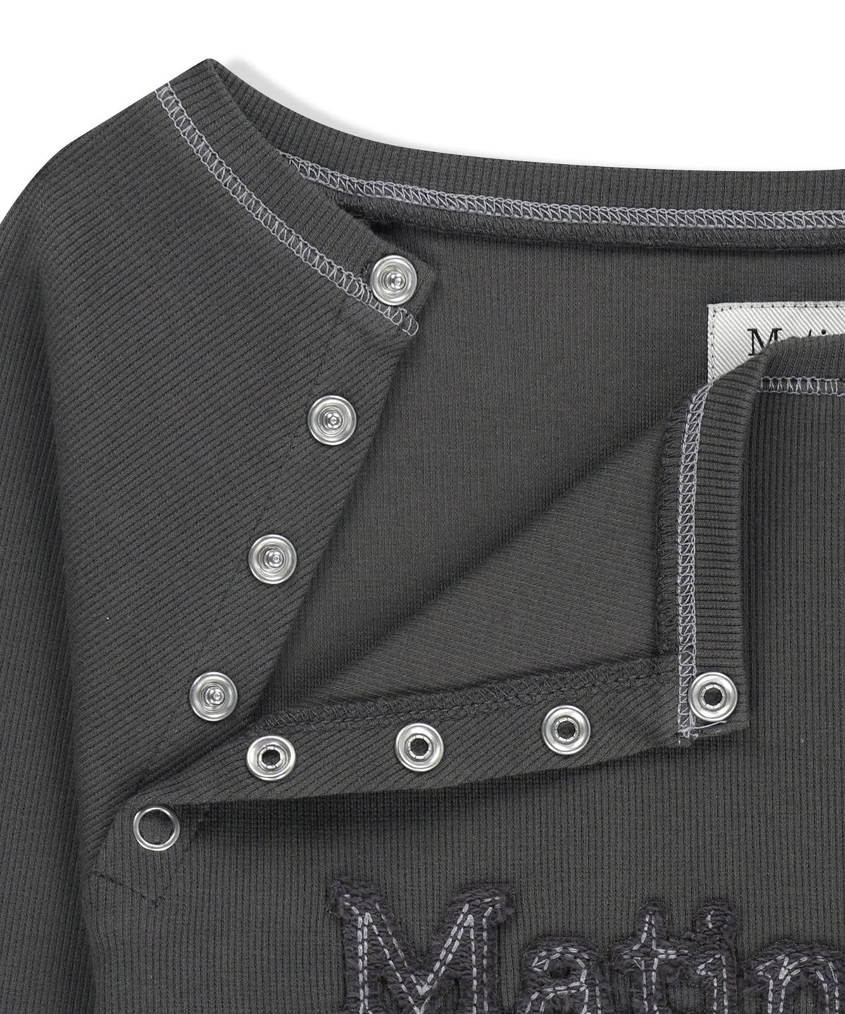 마뗑킴(MATIN KIM) LOGO APPLIQUE BUTTON DETAIL RAGLAN TOP IN CHARCOAL