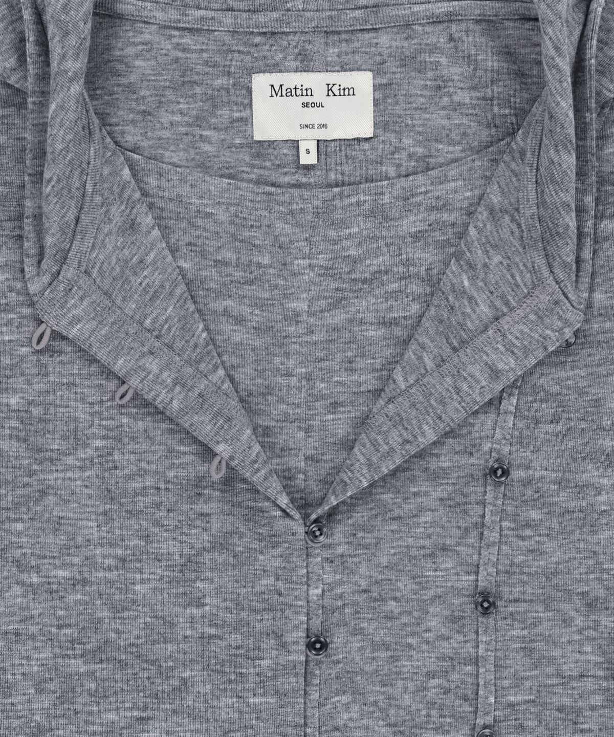 마뗑킴(MATIN KIM) DOUBLE LAYER BUTTON HOOD TOP IN GREY