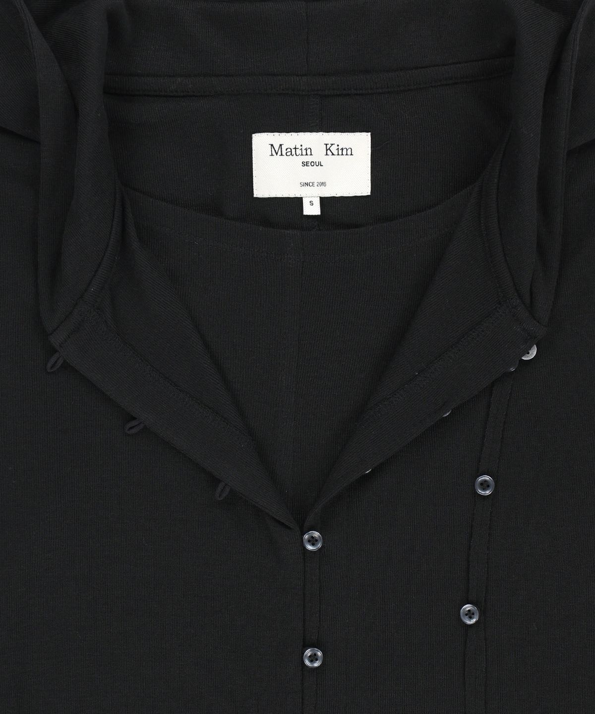 마뗑킴(MATIN KIM) DOUBLE LAYER BUTTON HOOD TOP IN BLACK