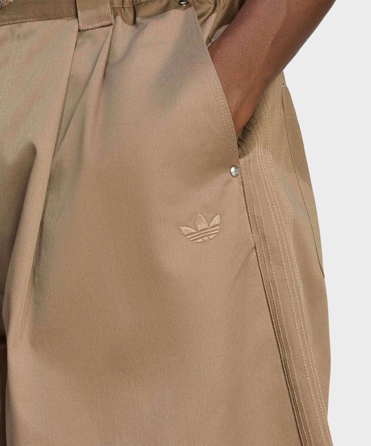 아디다스(ADIDAS) 프리미엄 에센셜 워크웨어 와이드 쇼츠 - 카키 / KR9660