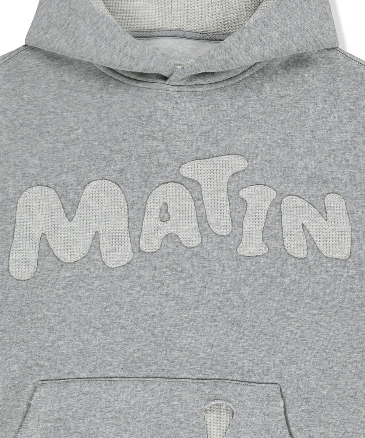 마뗑킴(MATIN KIM) WAFFLE APPLIQUE LOGO HOOD TOP IN GREY
