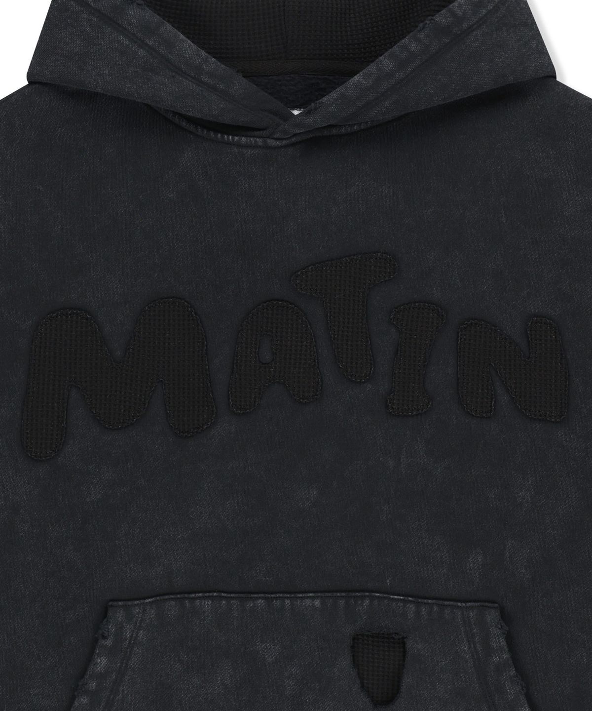 마뗑킴(MATIN KIM) WAFFLE APPLIQUE LOGO HOOD TOP IN CHARCOAL