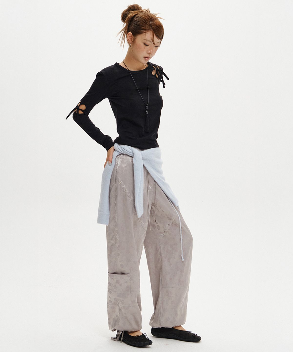 소르비(SORBEE) FLORAL SATIN STUD PANTS / SILVER