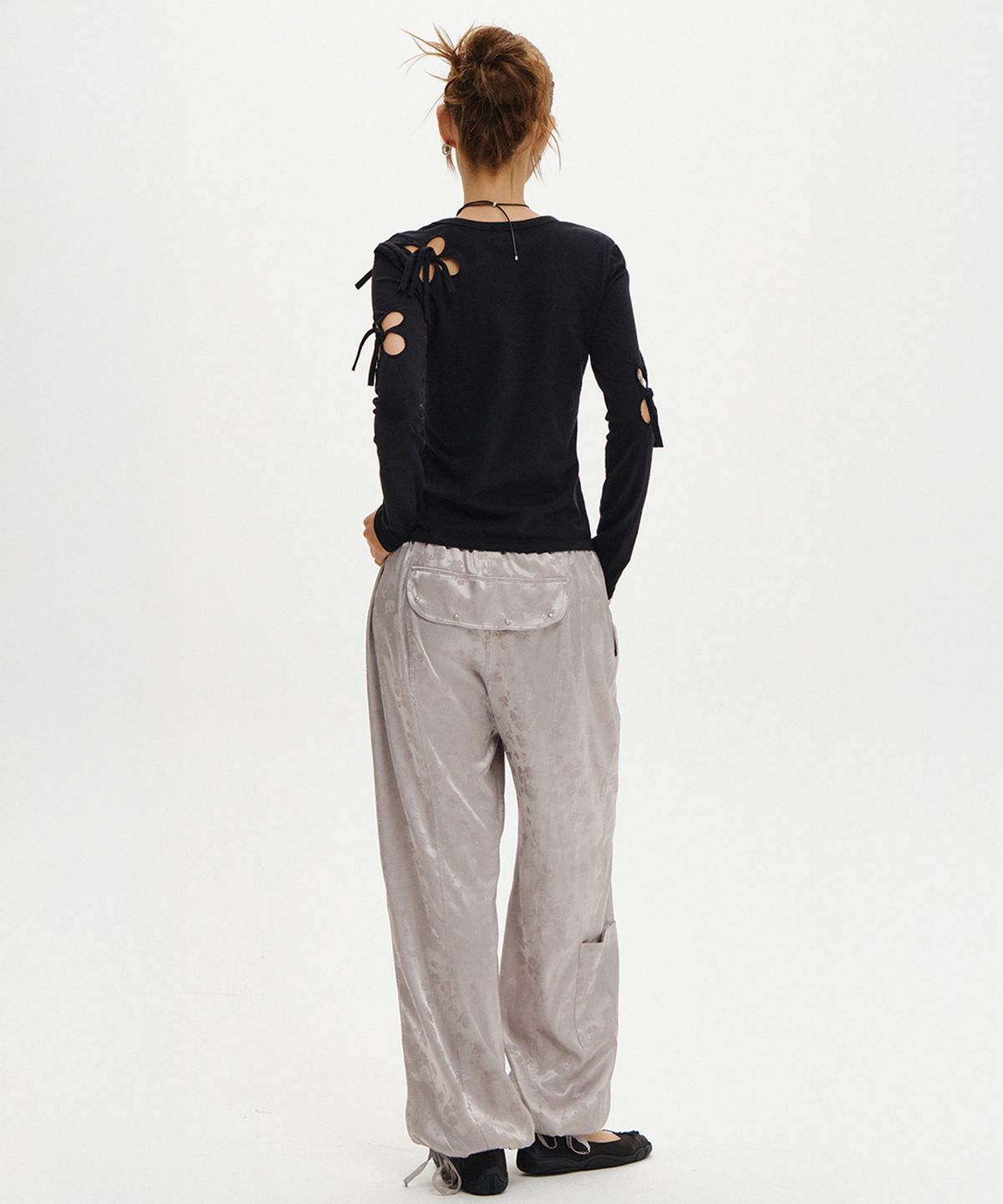 소르비(SORBEE) FLORAL SATIN STUD PANTS / SILVER