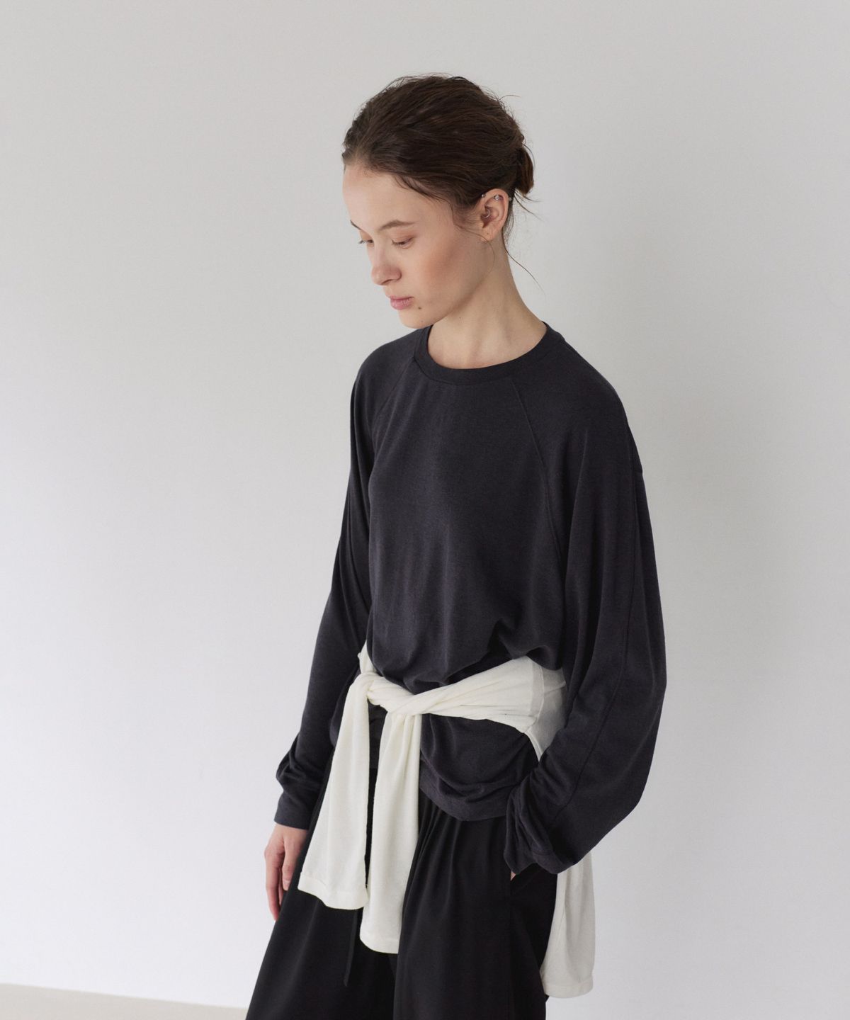 이어닝(YEARNING) RAGLAN GATHER LONG SLEEVE, CHARCOAL