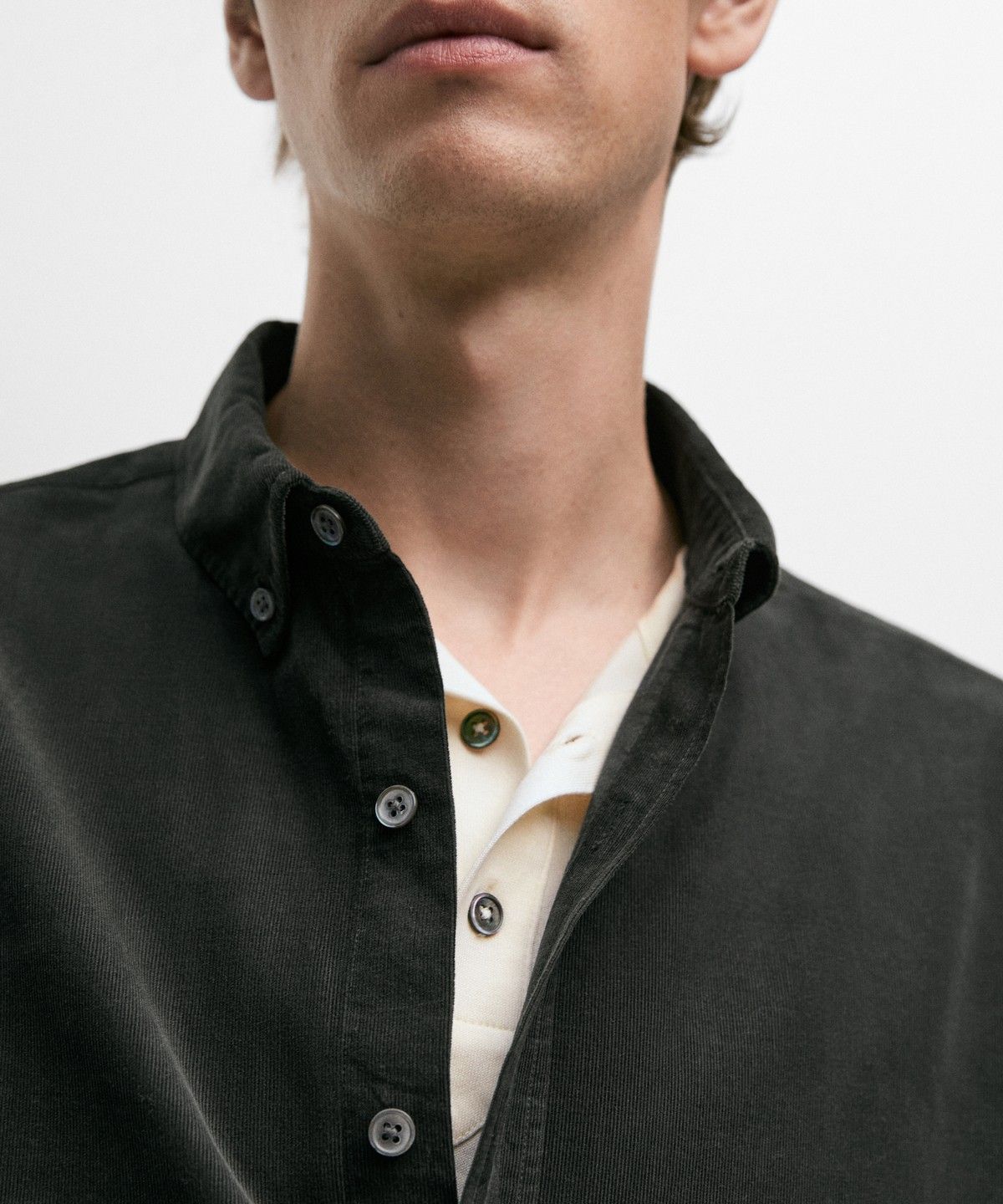 마시모두띠(MASSIMO DUTTI) 레귤러 핏 니들코드 셔츠