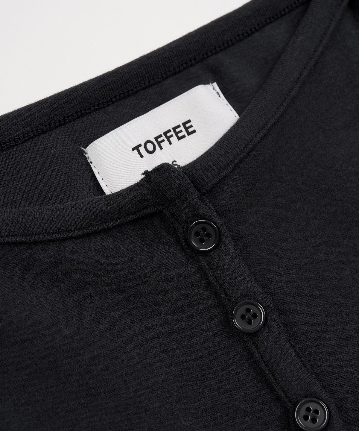 토피 우먼(TOFFEE WOMEN) W 피치 버튼 슬리브리스 (BLACK)