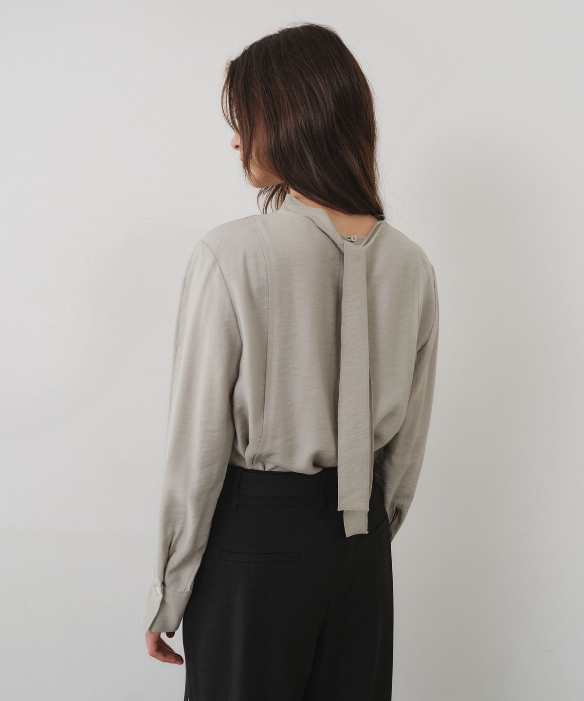 올리브 데 올리브(OLIVE DES OLIVE) 모크넥 뒷리본 블라우스 OW6AB9190