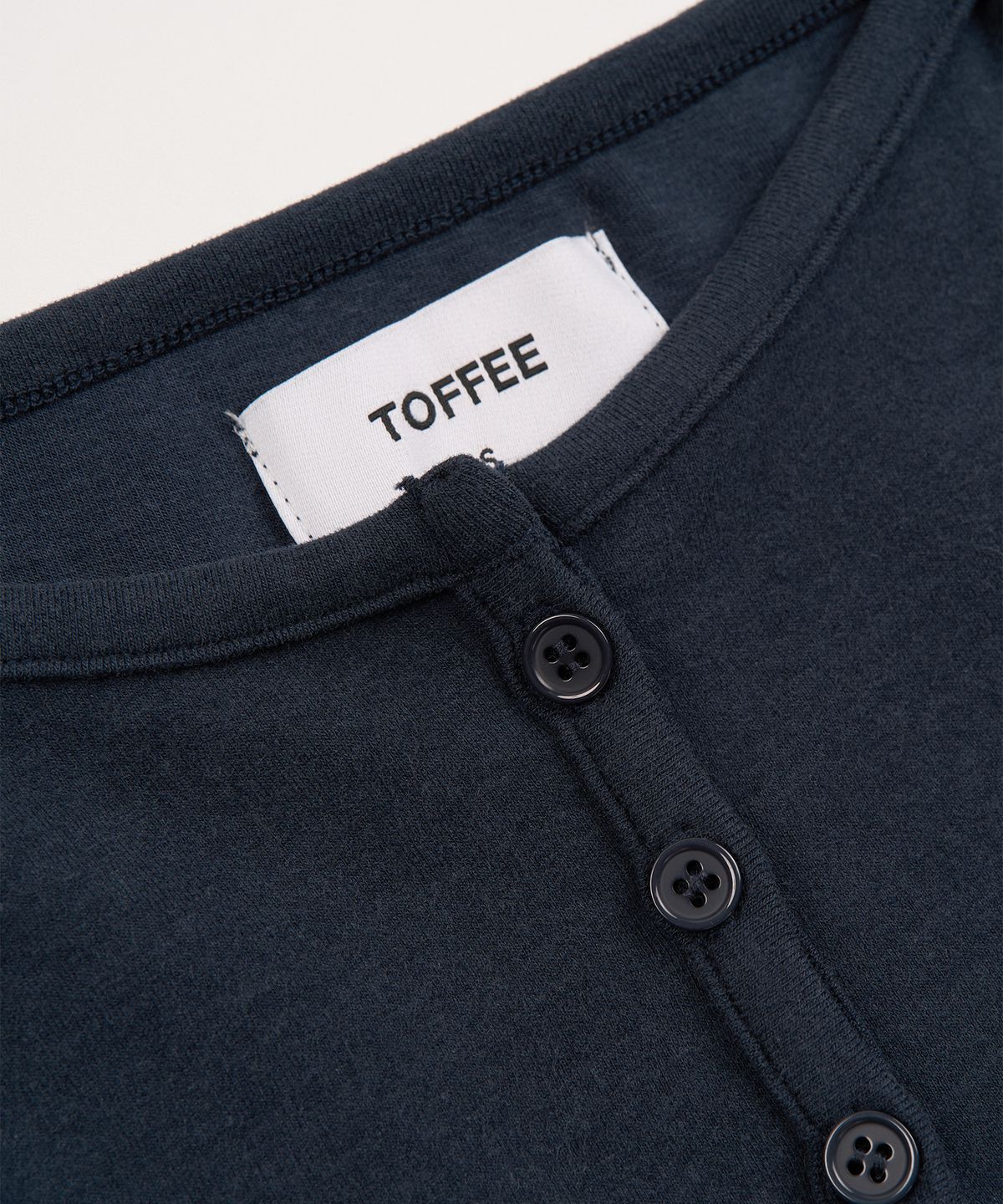 토피 우먼(TOFFEE WOMEN) W 피치 버튼 슬리브리스 (NAVY)