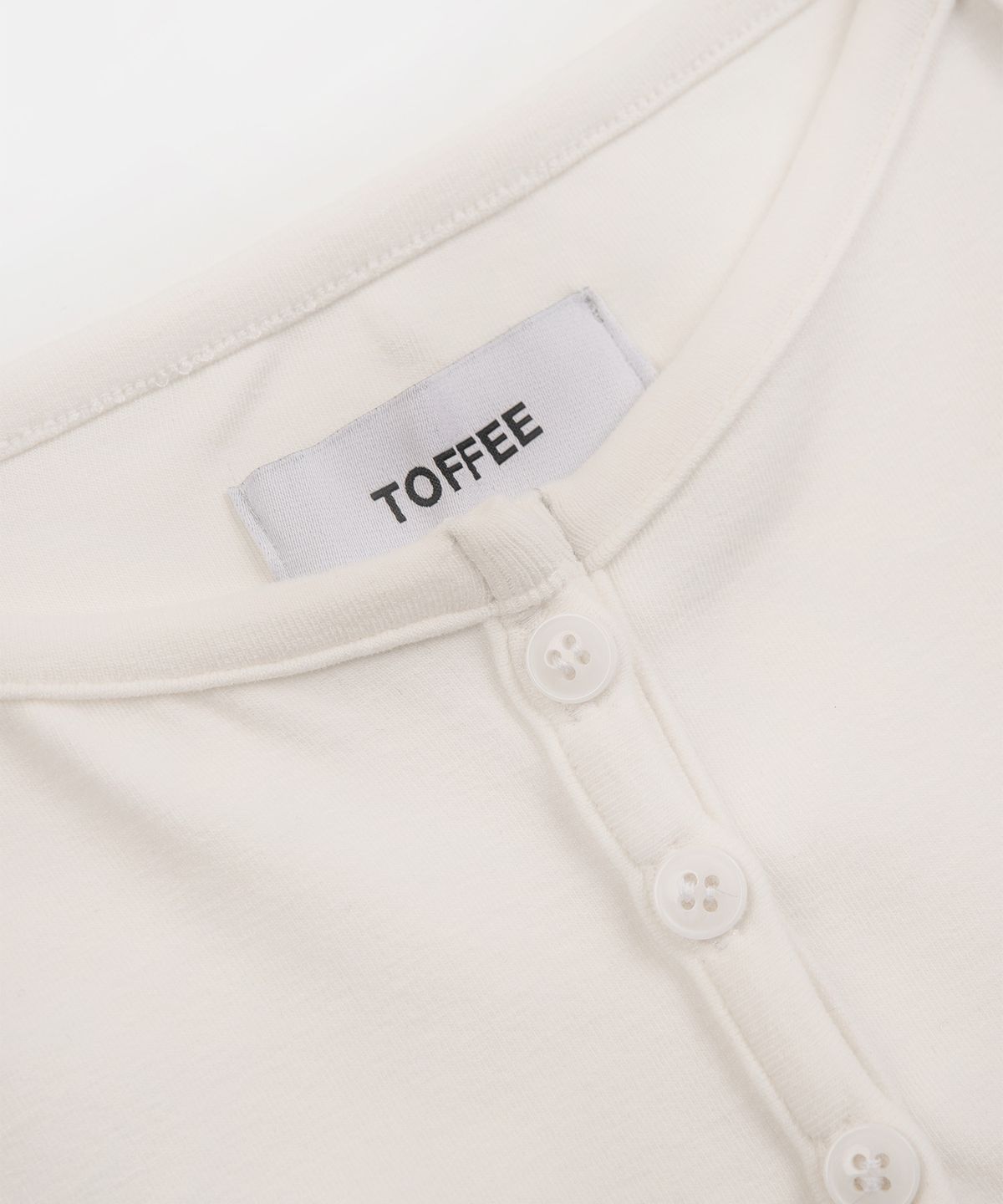 토피 우먼(TOFFEE WOMEN) W 피치 버튼 슬리브리스 (WHITE)