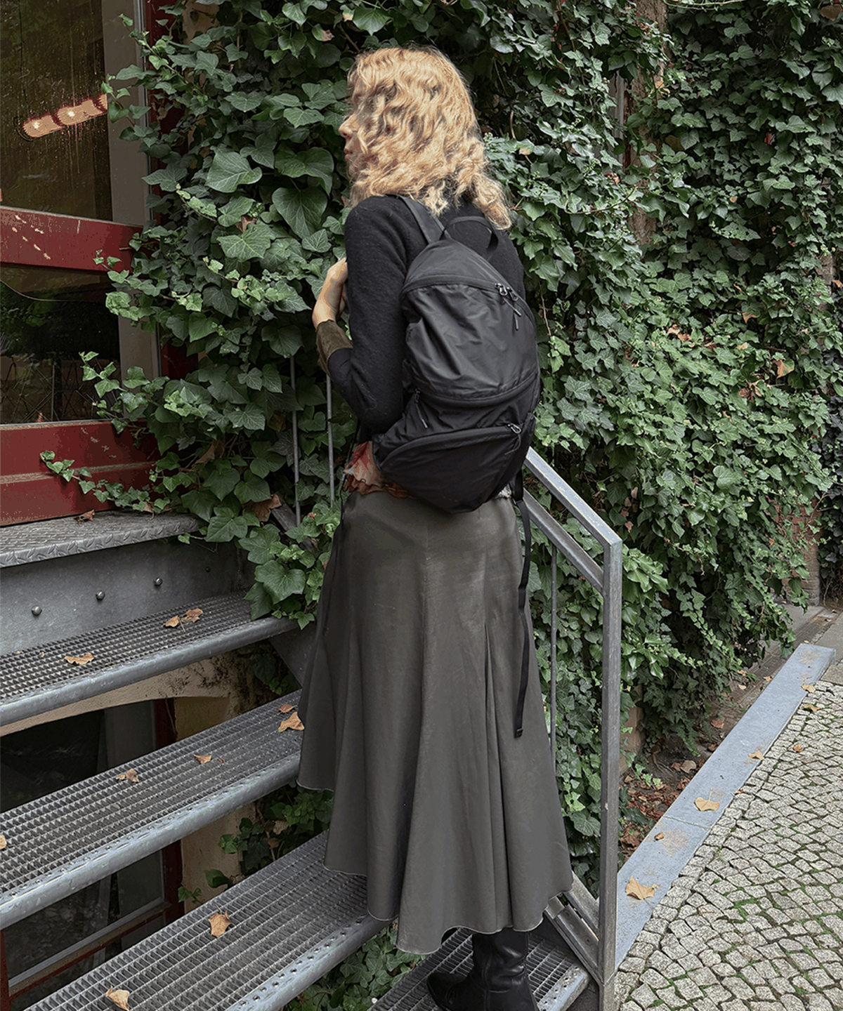 아코크(ACOC) Round Feather Backpack(S)_Black