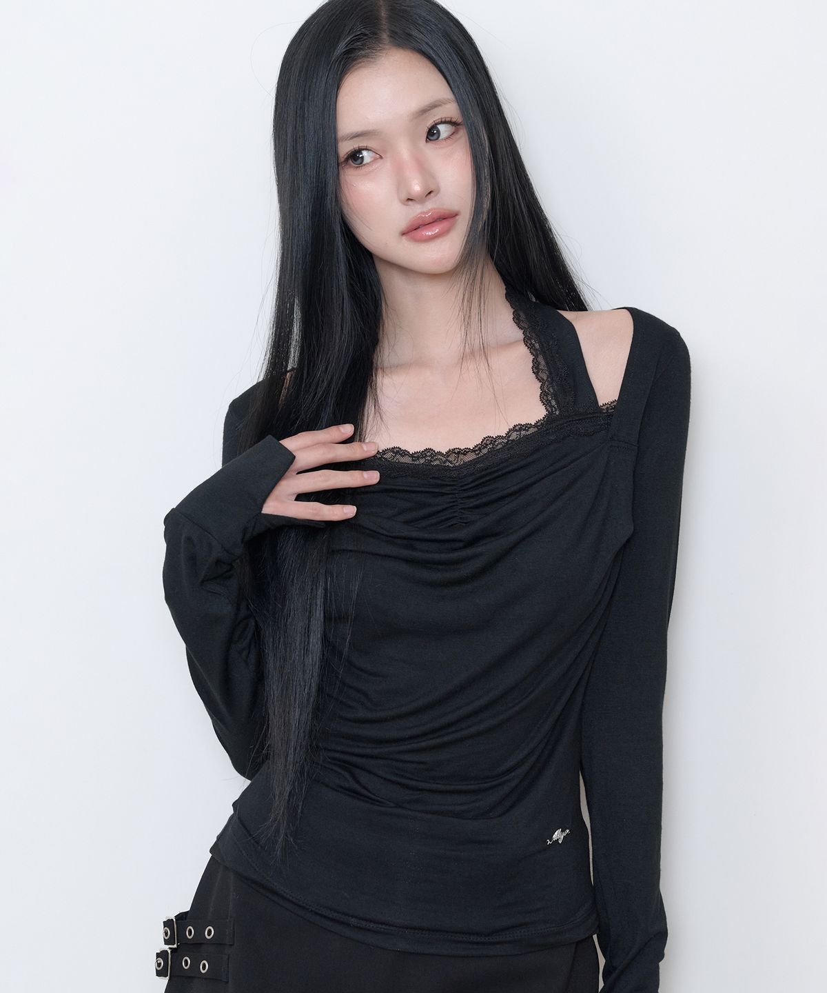 일리고(ILLIGO) 카울 레이스 롱슬리브 블랙