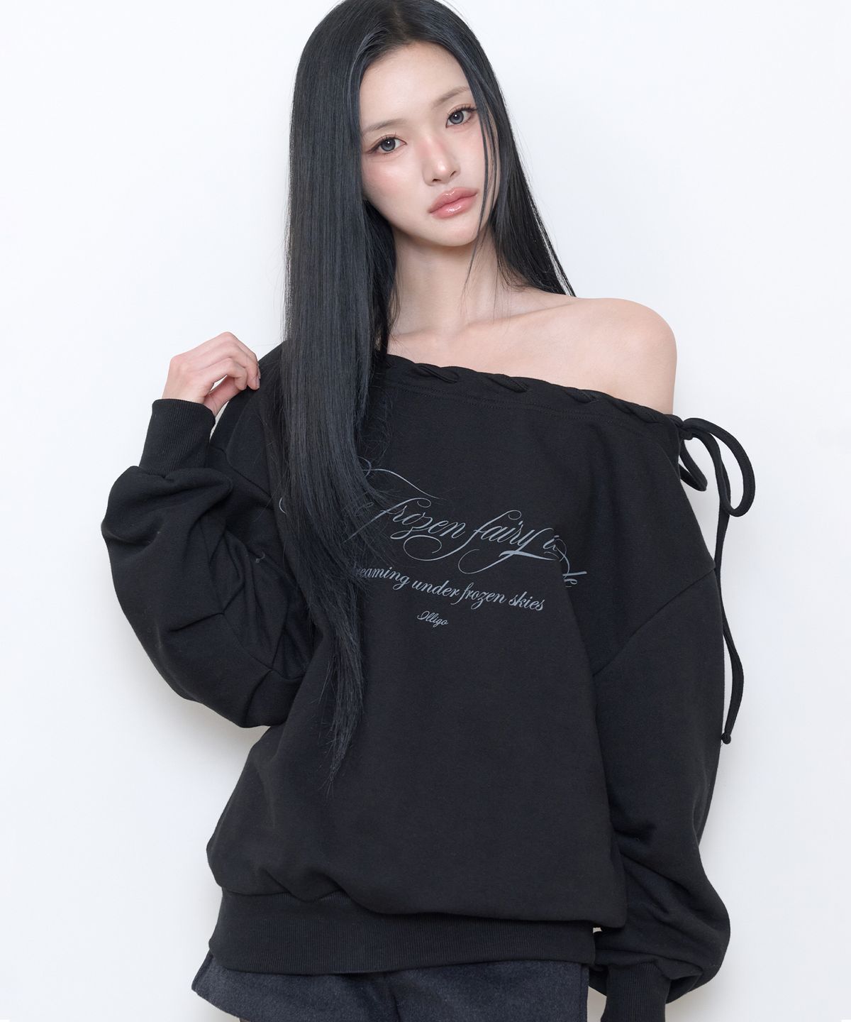 일리고(ILLIGO) 루프 레터링 맨투맨 블랙