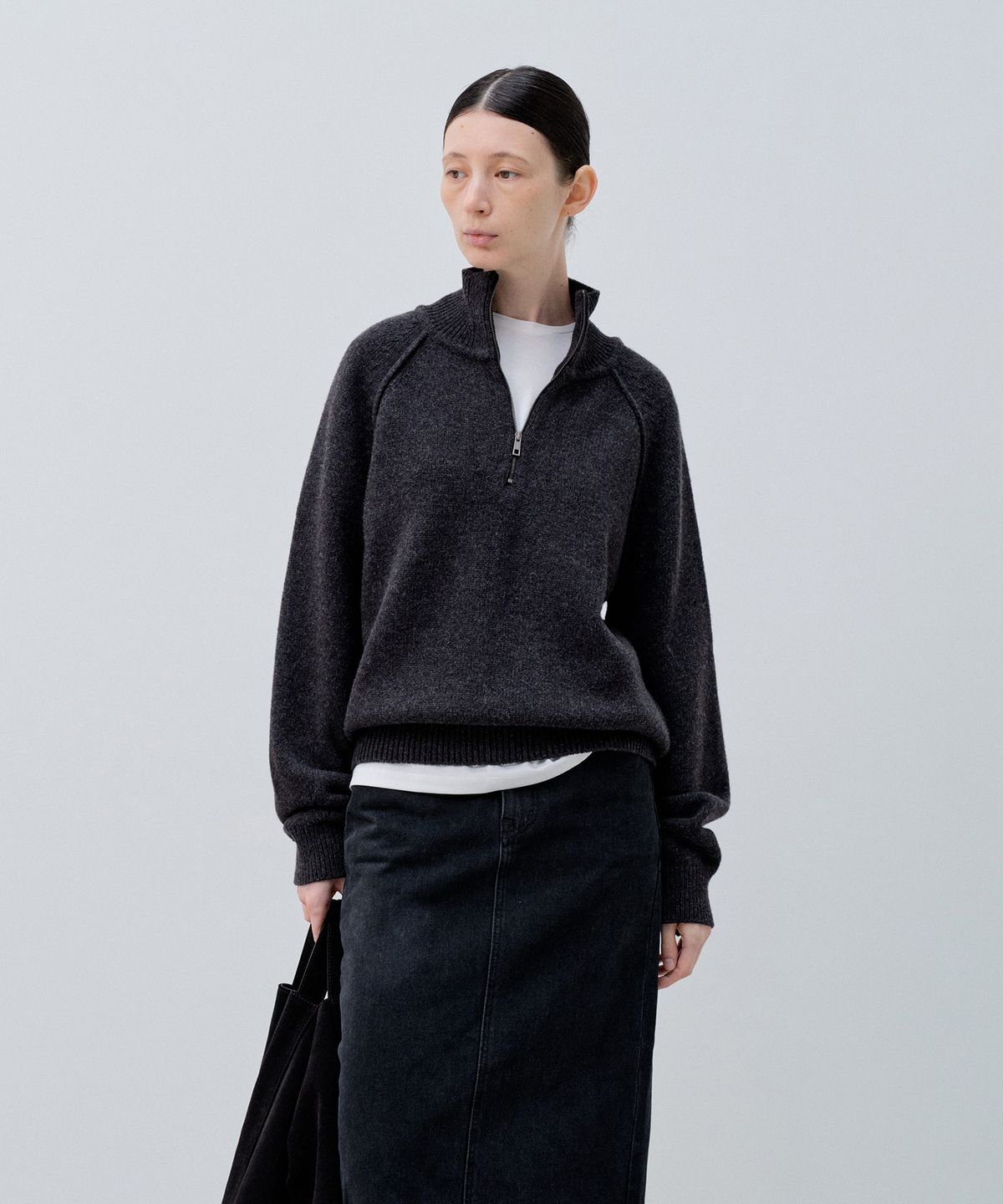 노티아(NOTIA) HIGH NECK HALF ZIPUP KNIT PULLOVER_CHARCOAL