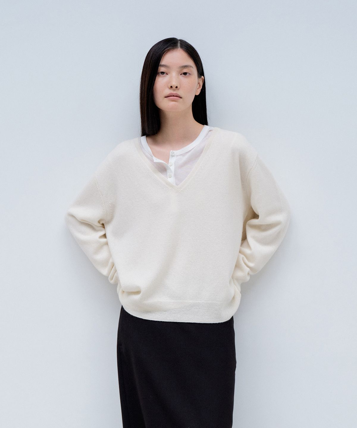 노티아(NOTIA) WOOL 100 DEEP V KNIT PULLOVER_IVORY