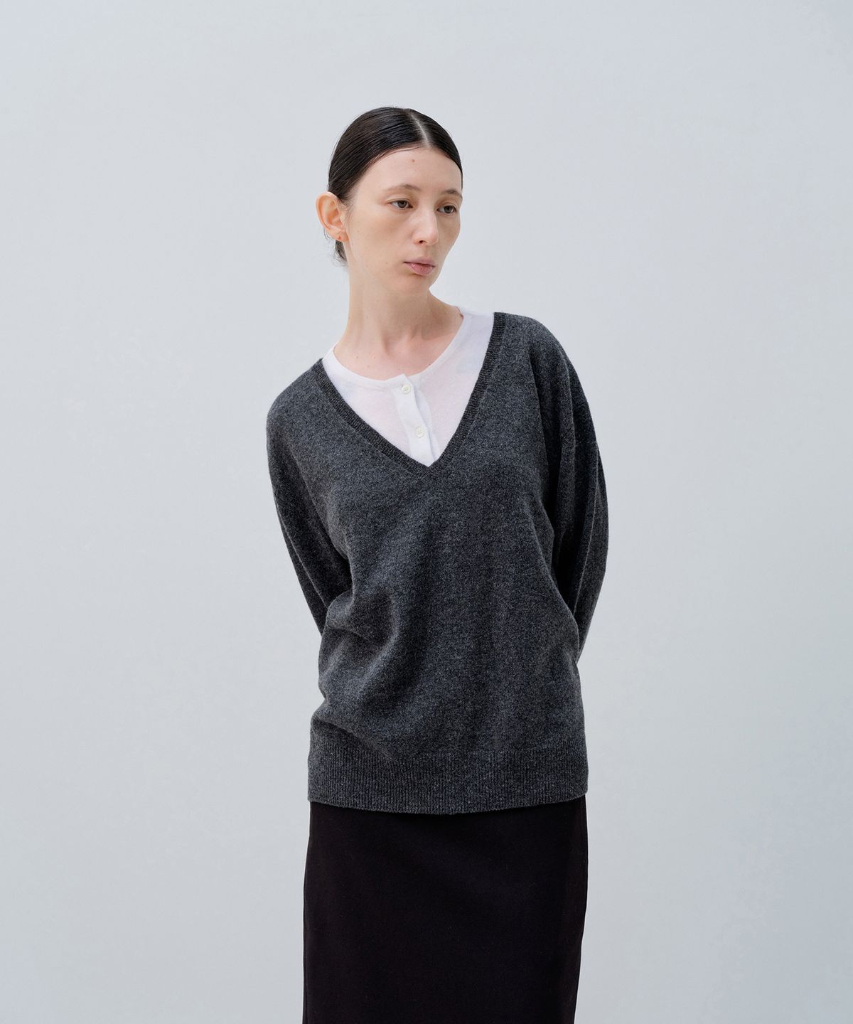 노티아(NOTIA) WOOL 100 DEEP V KNIT PULLOVER_CHARCOAL