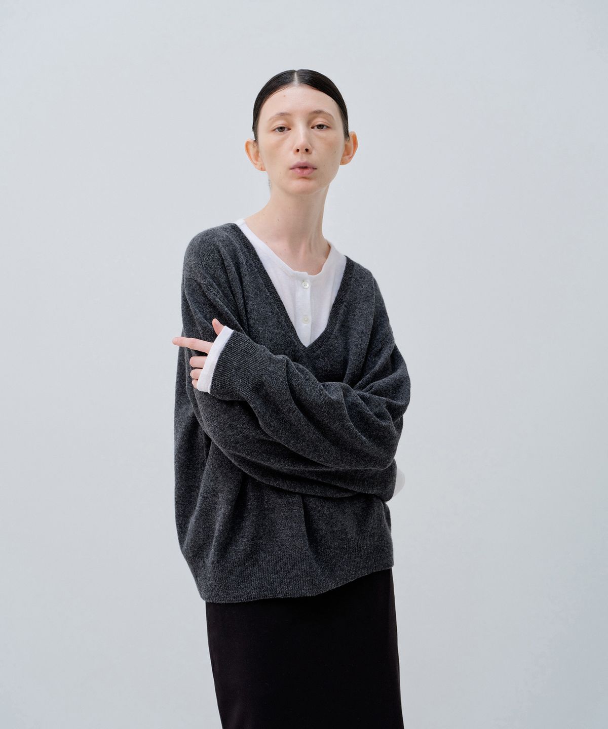 노티아(NOTIA) WOOL 100 DEEP V KNIT PULLOVER_CHARCOAL