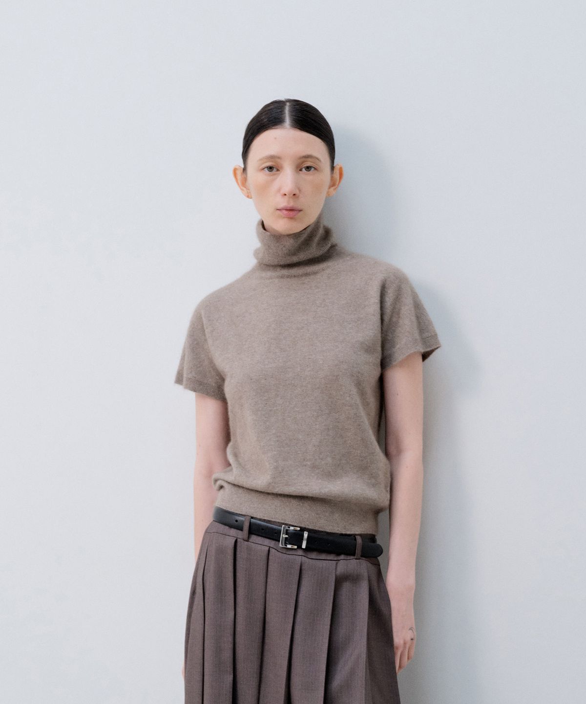 노티아(NOTIA) CAP SLEEVE TURTLENECK KNIT_BEIGE