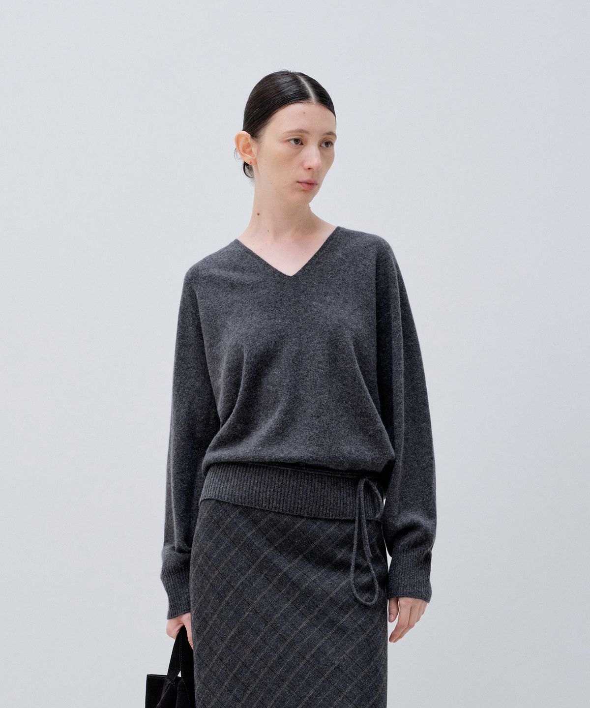 노티아(NOTIA) WHOLE GARMENT V NECK KNIT_CHARCOAL