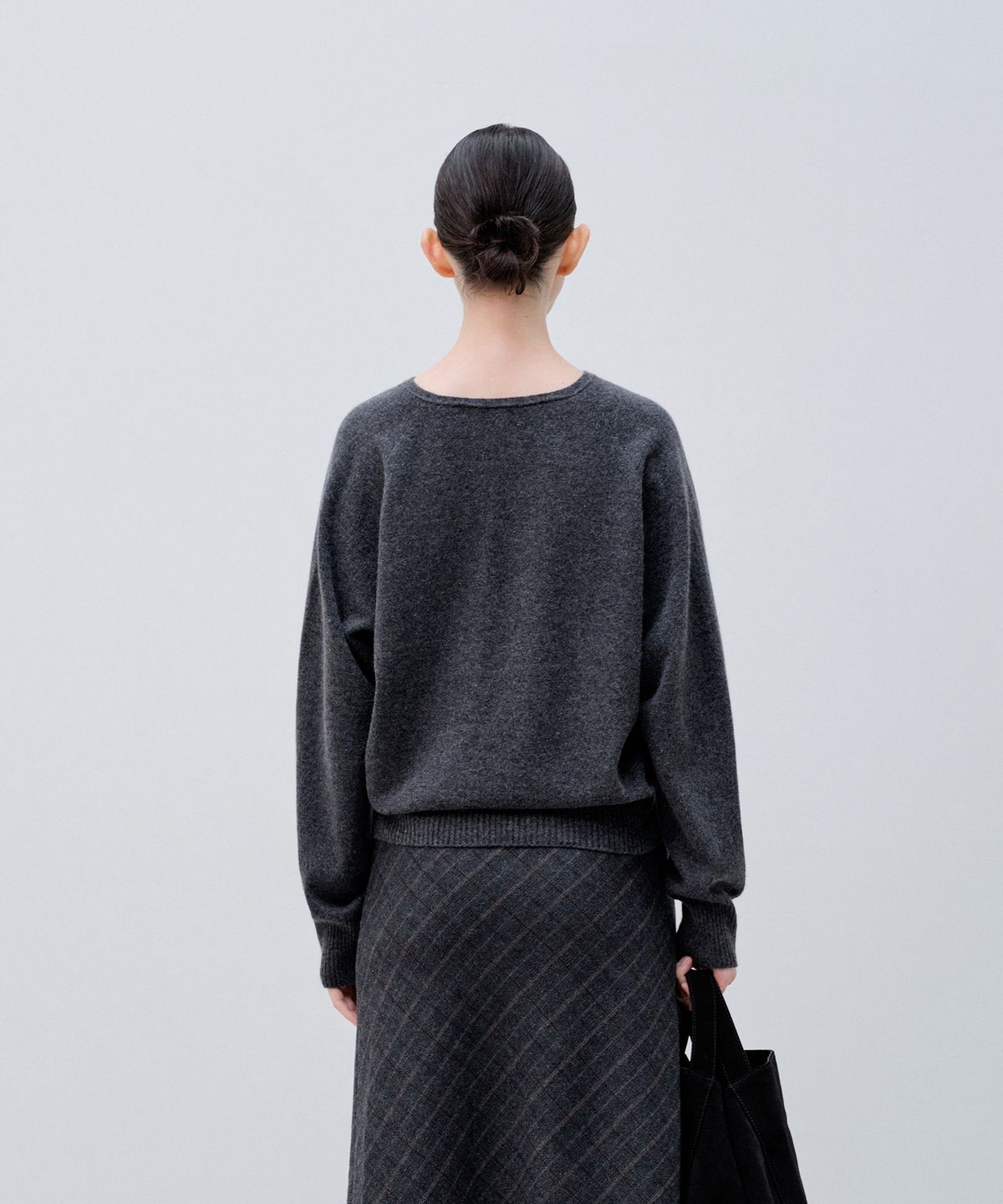 노티아(NOTIA) WHOLE GARMENT V NECK KNIT_CHARCOAL
