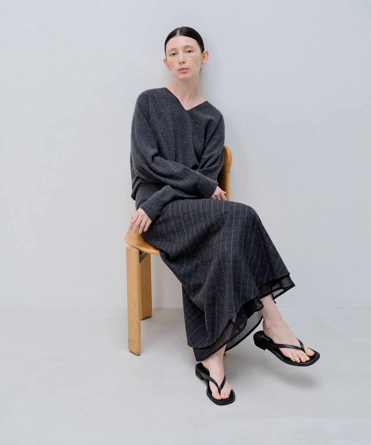 노티아(NOTIA) WHOLE GARMENT V NECK KNIT_CHARCOAL