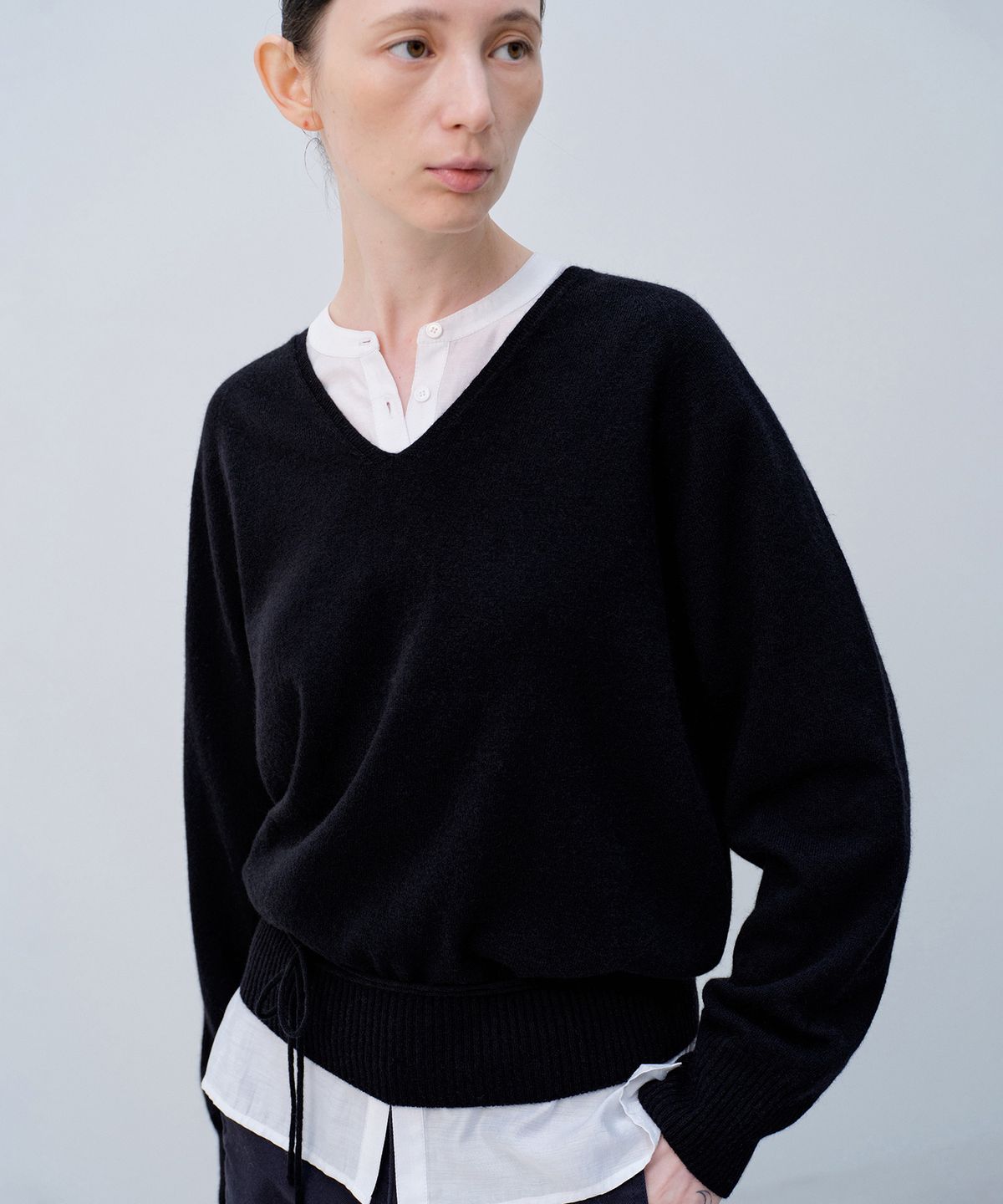 노티아(NOTIA) WHOLE GARMENT V NECK KNIT_BLACK