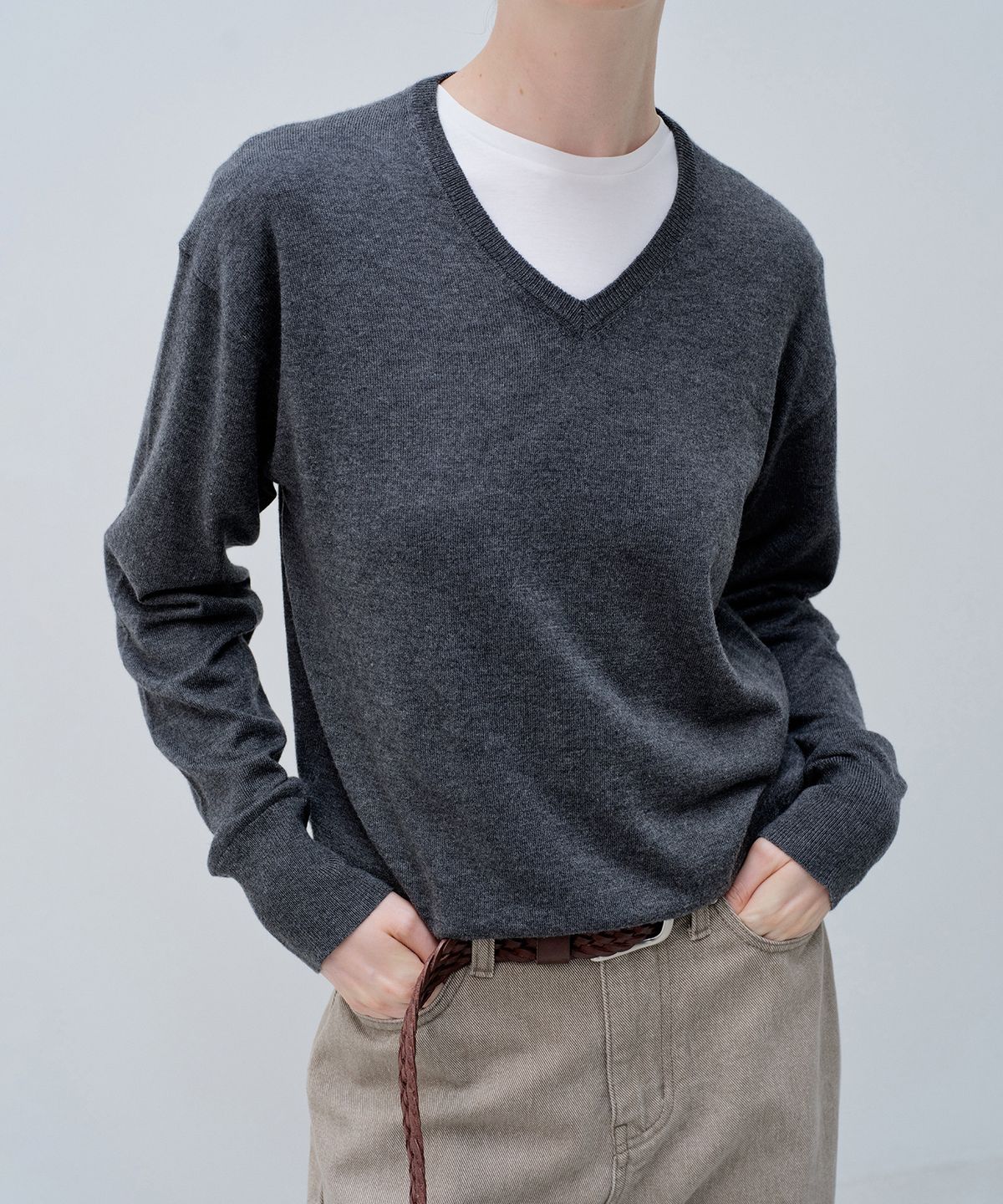 노티아(NOTIA) WOOL SILK V NECK KNIT PULLOVER_CHARCOAL